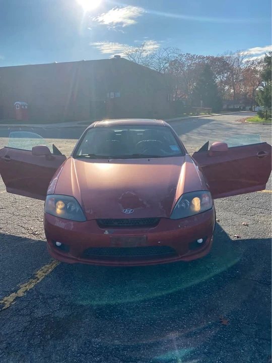 2006 Hyundai Tiburon - Image 2 of 15