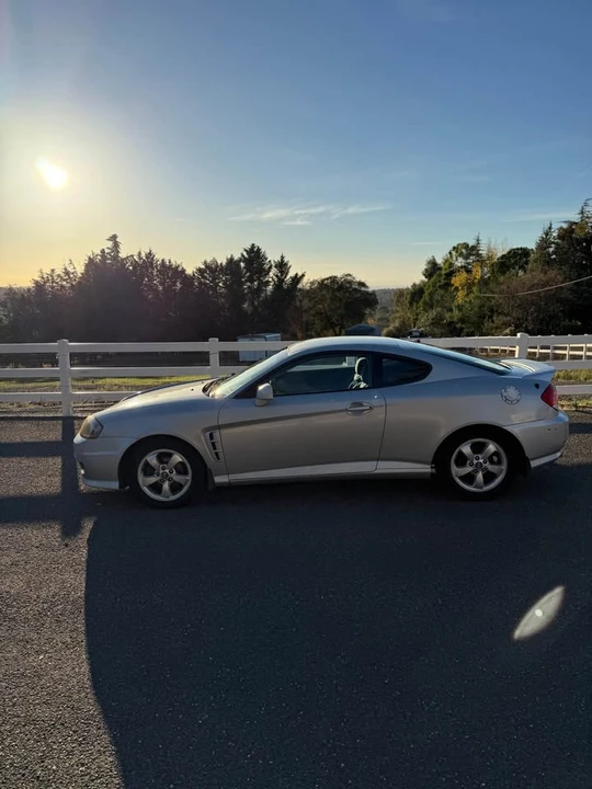 2006 Hyundai Tiburon - Image 2 of 13