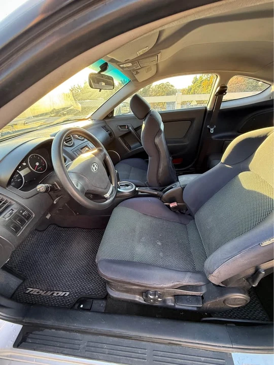 2006 Hyundai Tiburon - Image 10 of 13