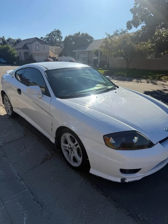 2006 Hyundai Tiburon - Image 2 of 12