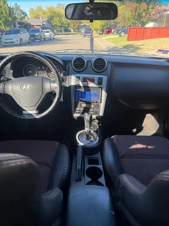 2006 Hyundai Tiburon - Image 11 of 12