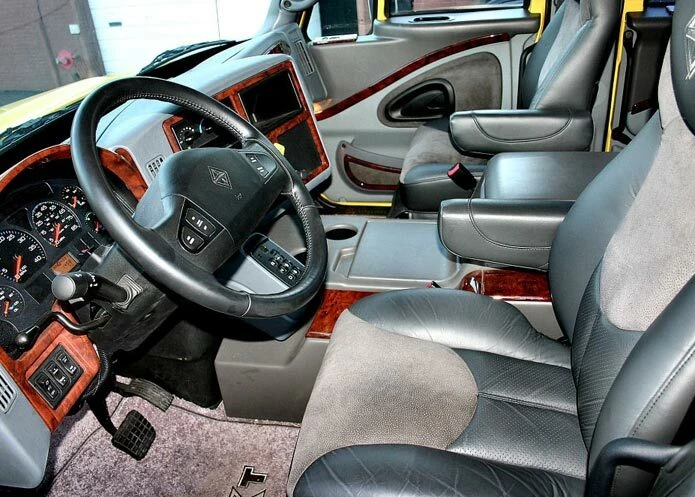 2006 International Harvester XT - Image 2 of 3