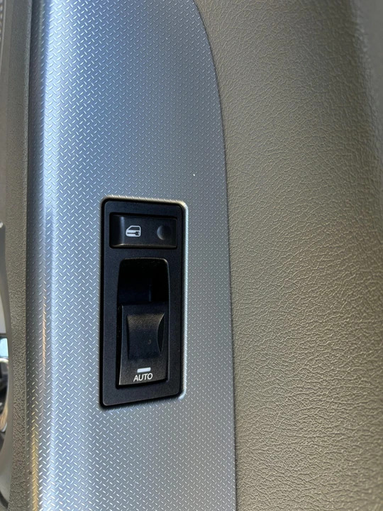 2006 Jeep Commander - Image 21 of 31