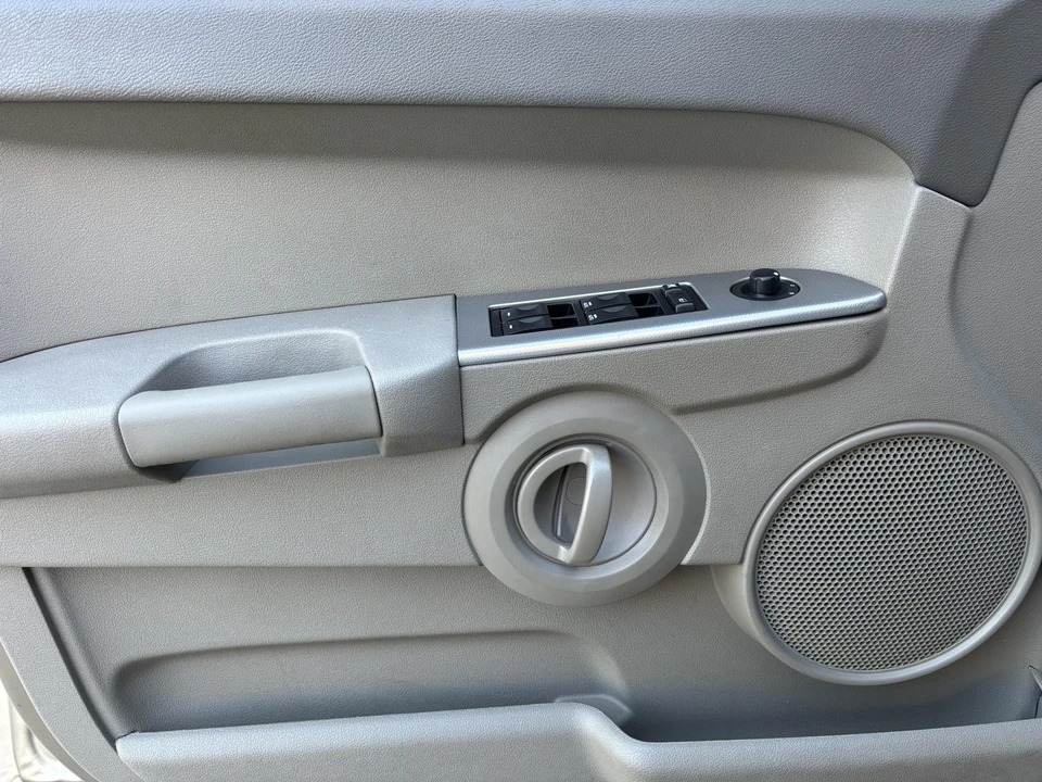 2006 Jeep Commander - Image 17 of 31