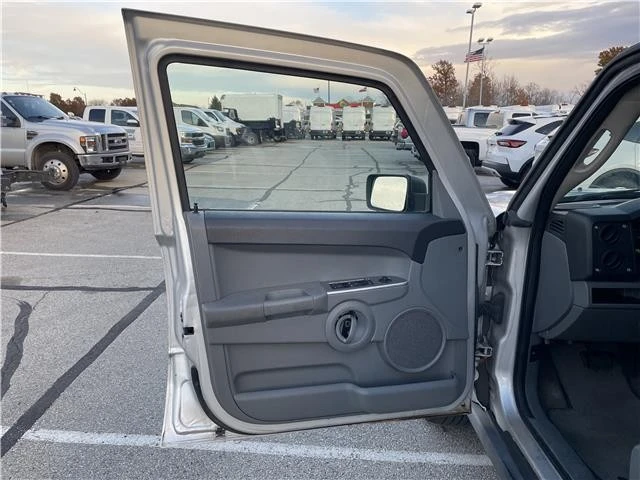 2006 Jeep Commander - Image 19 of 21
