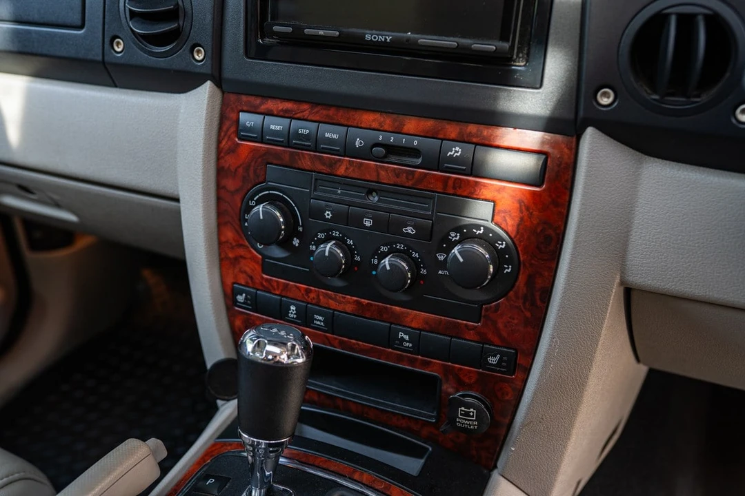 2006 Jeep Commander - Image 25 of 30