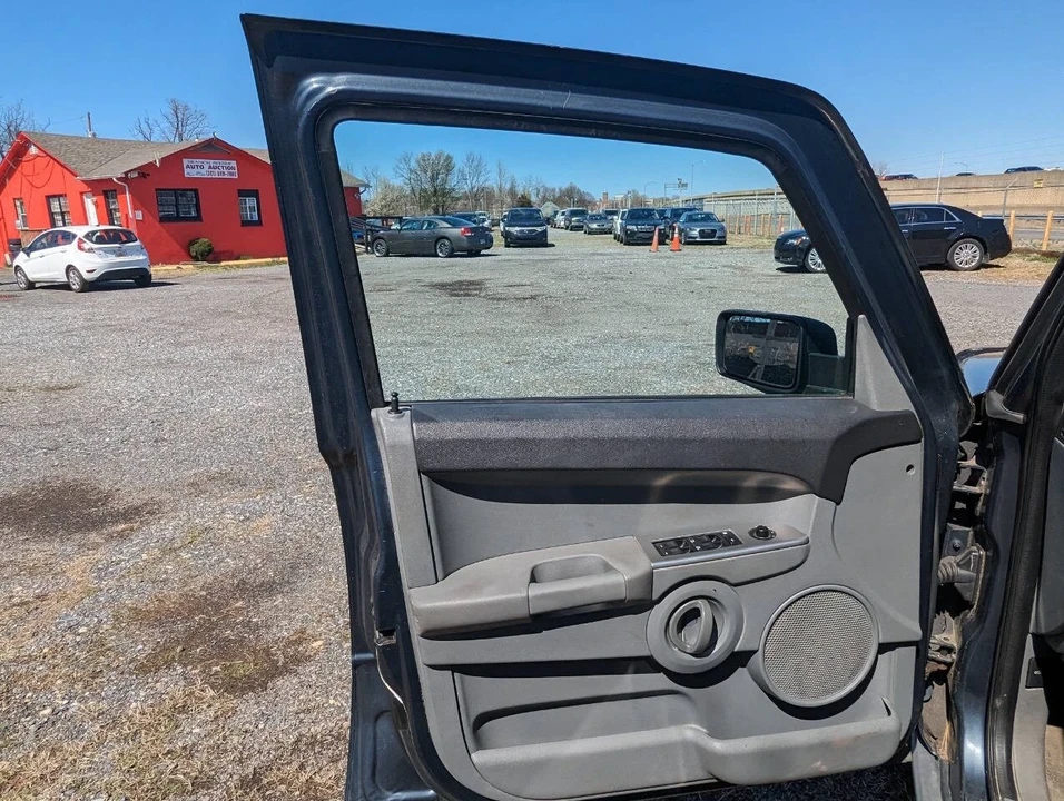 2006 Jeep Commander - Image 19 of 21