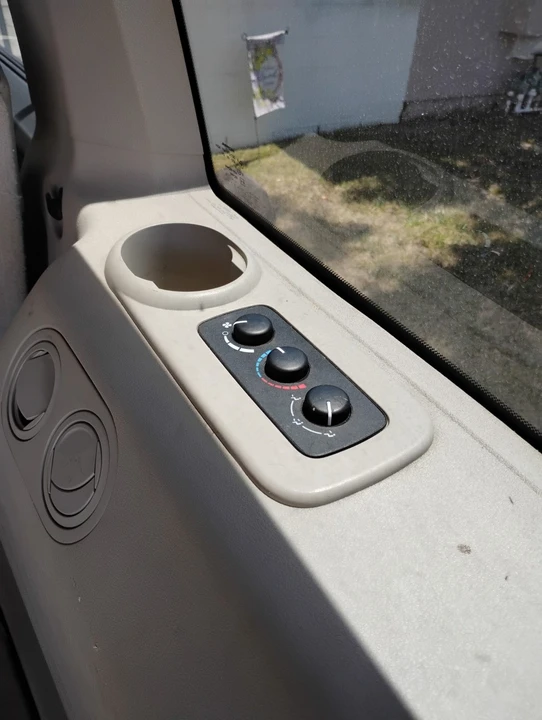 2006 Jeep Commander - Image 14 of 21