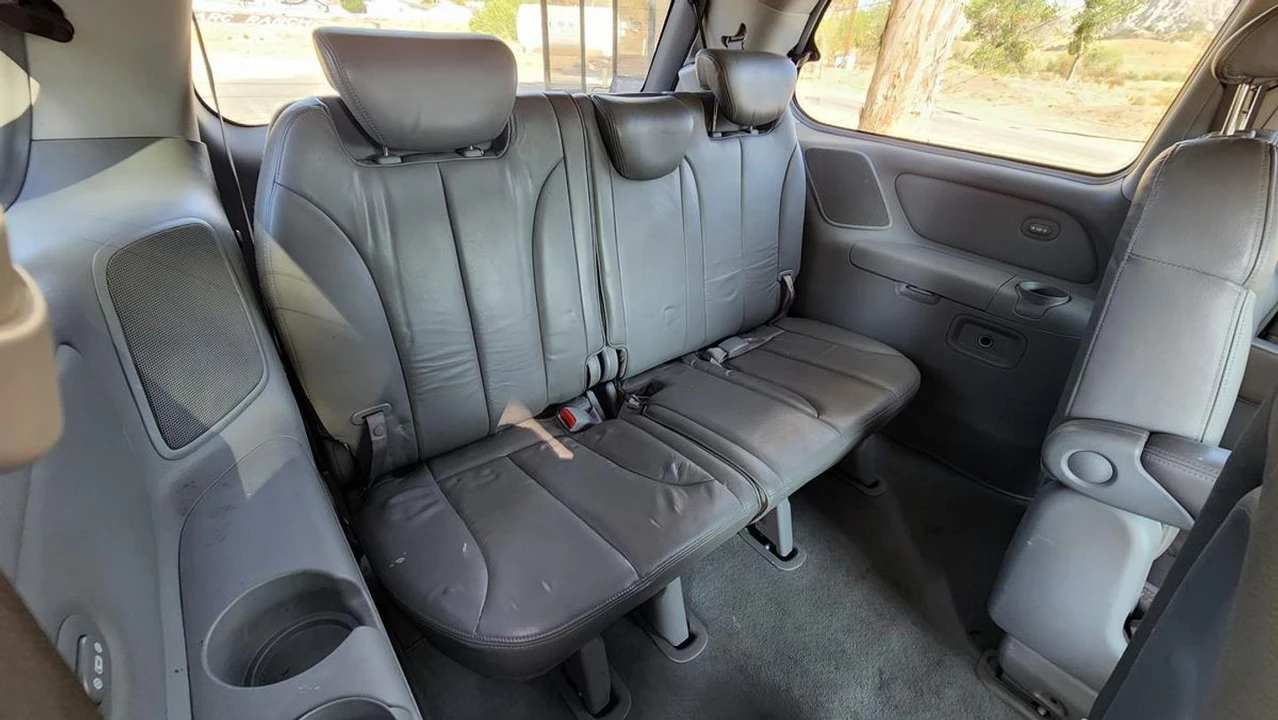 2006 Kia Carnival - Image 18 of 21