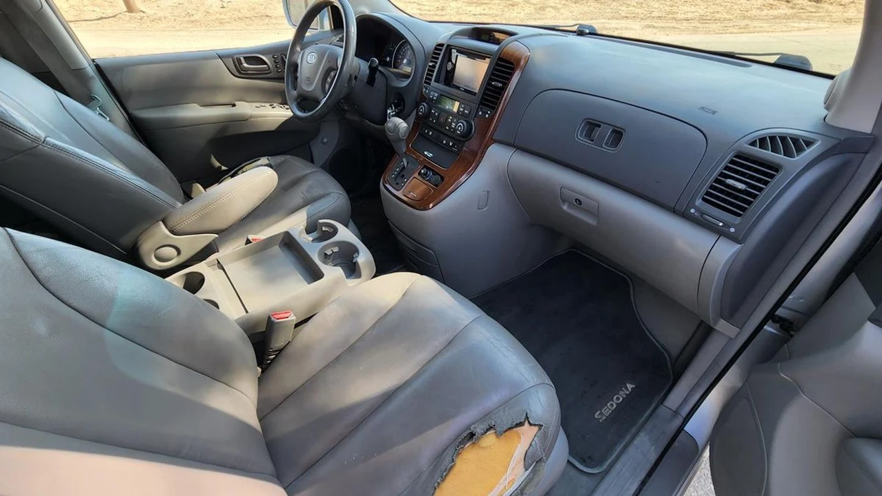 2006 Kia Carnival - Image 10 of 12