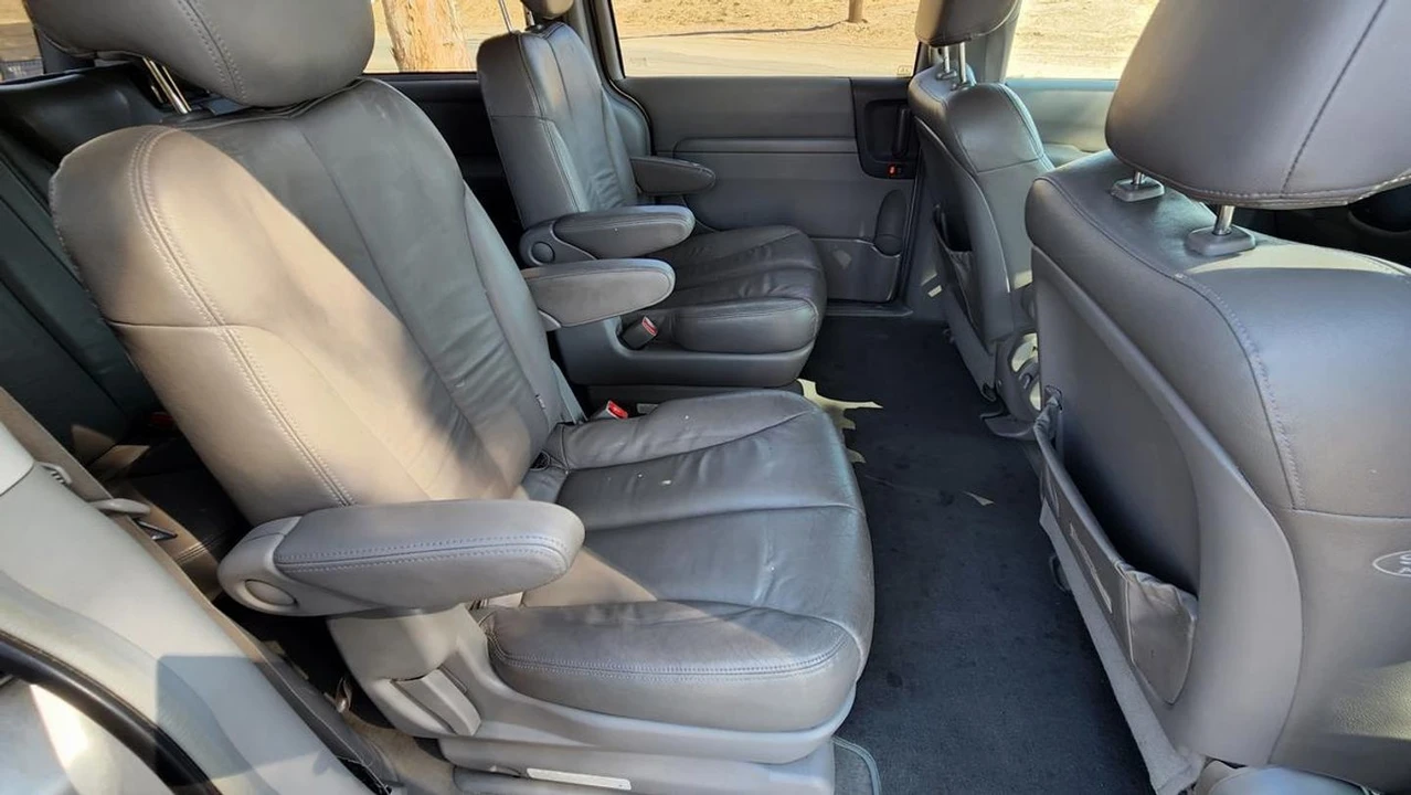 2006 Kia Carnival - Image 17 of 21