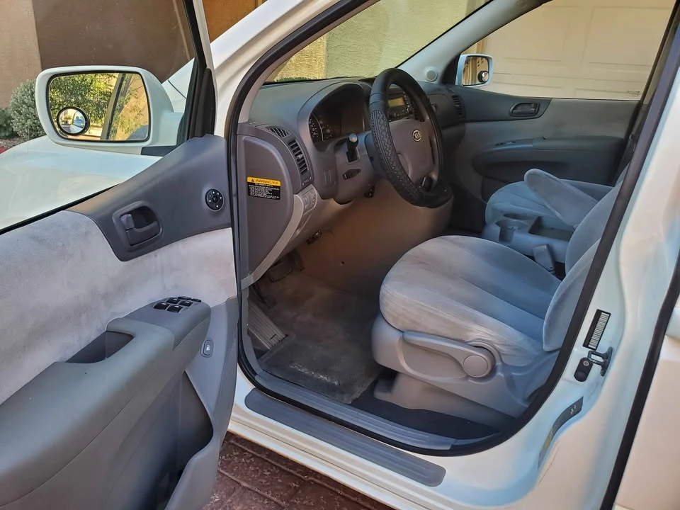 2006 Kia Carnival - Image 2 of 10