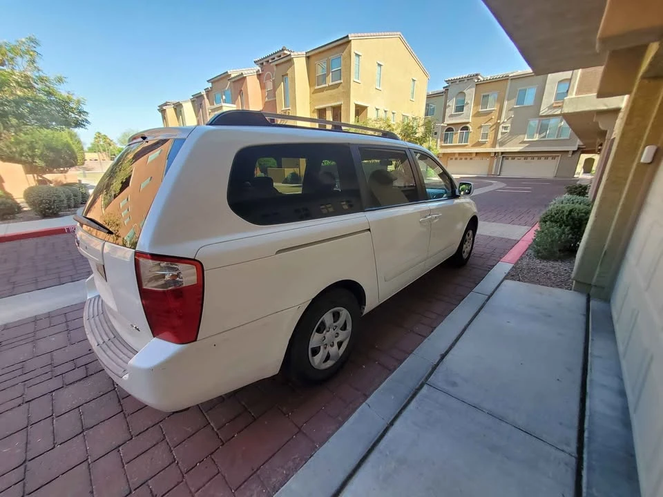 2006 Kia Carnival - Image 8 of 10
