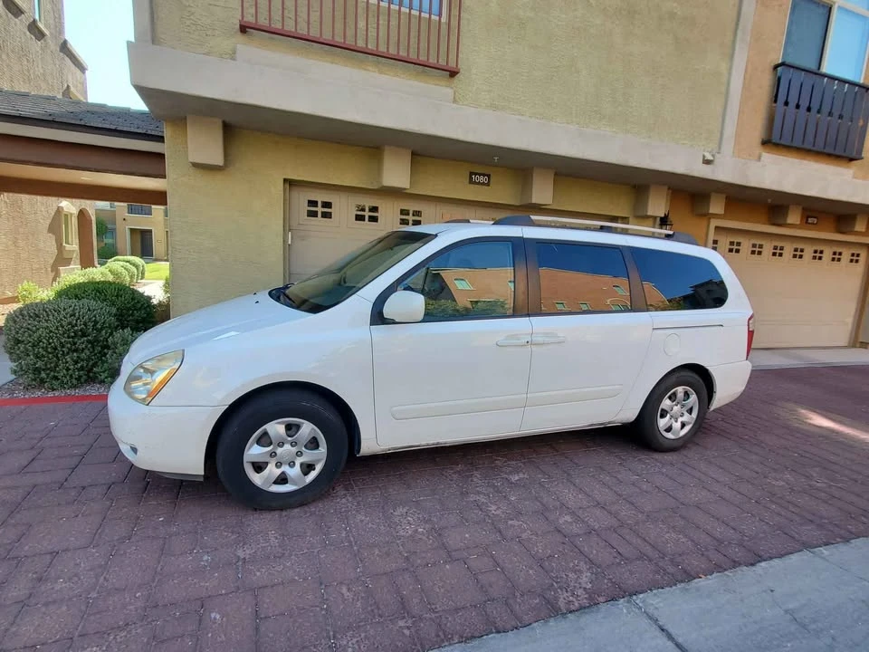 2006 Kia Carnival - Image 9 of 10