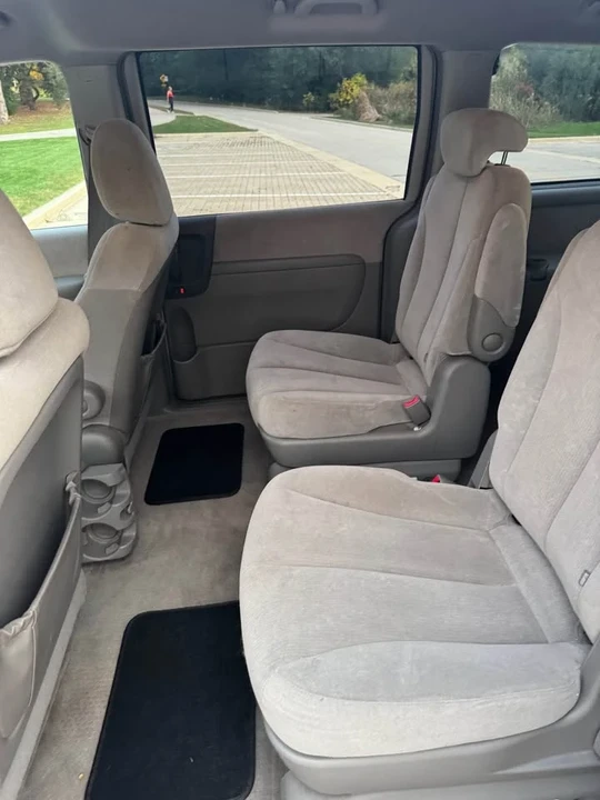 2006 Kia Carnival - Image 7 of 9