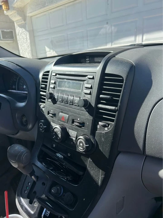 2006 Kia Carnival - Image 7 of 8