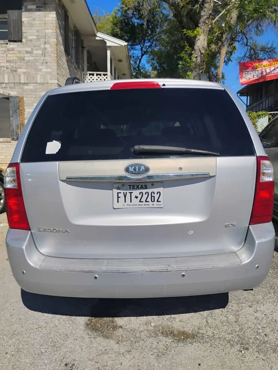 2006 Kia Carnival - Image 2 of 17