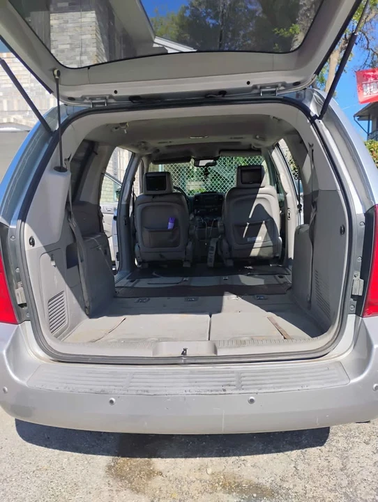 2006 Kia Carnival - Image 15 of 17