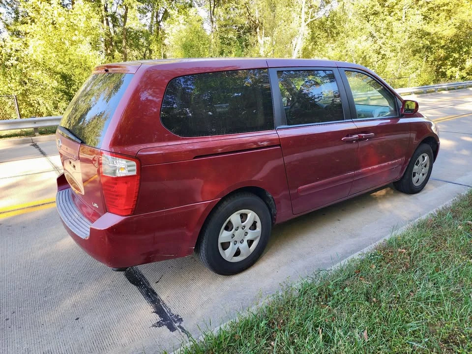 2006 Kia Carnival - Image 2 of 9
