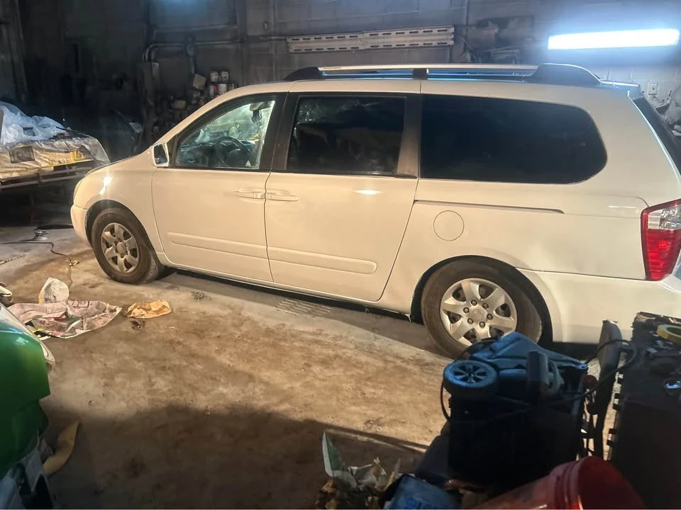 2006 Kia Carnival - Image 9 of 11