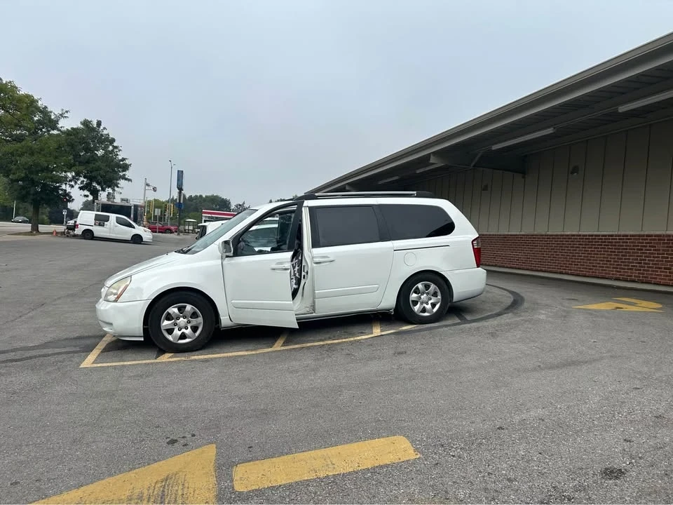 2006 Kia Carnival - Image 8 of 11