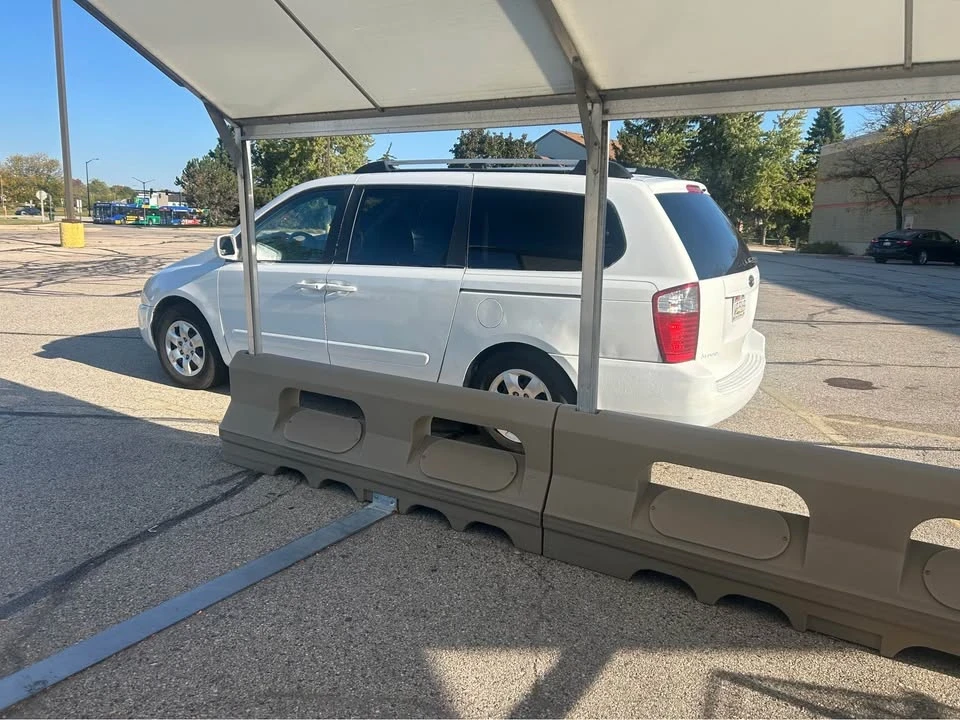2006 Kia Carnival - Image 2 of 11