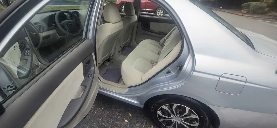 2006 Kia Spectra - Image 10 of 12