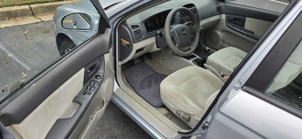 2006 Kia Spectra - Image 11 of 12
