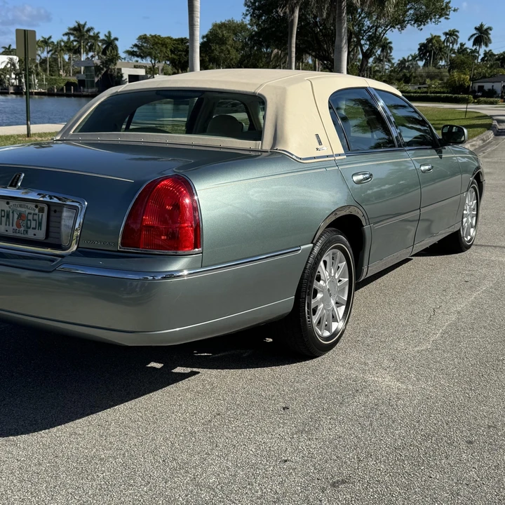 2006 Lincoln Town Car - Image 11 of 12