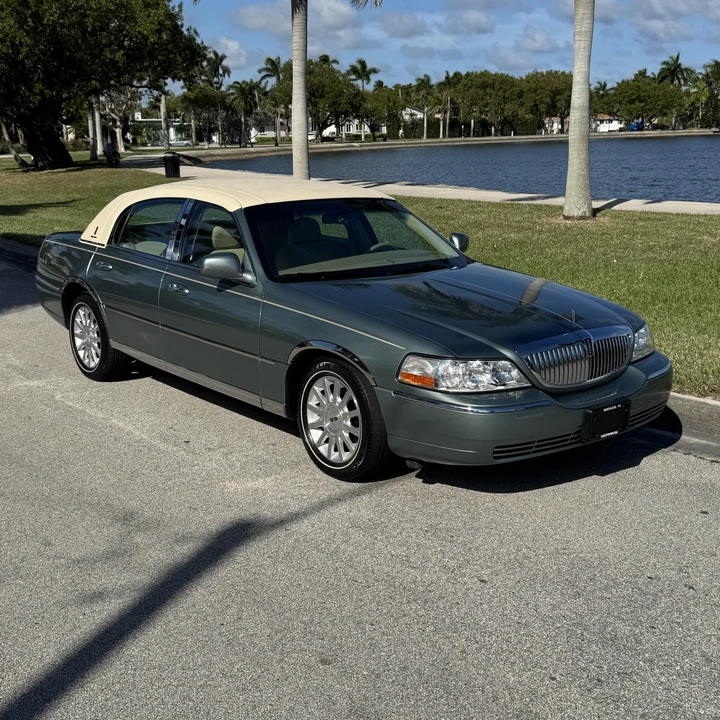 2006 Lincoln Town Car - Image 2 of 12