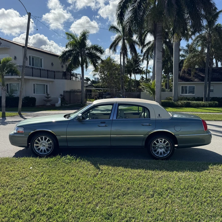 2006 Lincoln Town Car - Image 7 of 12