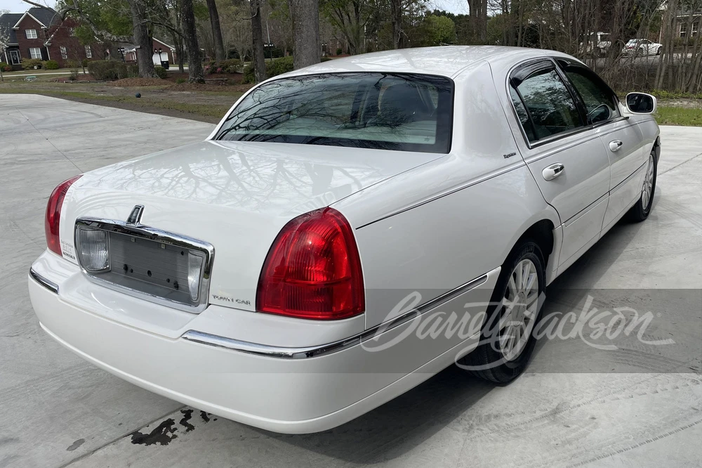 2006 Lincoln Town Car - Image 10 of 29