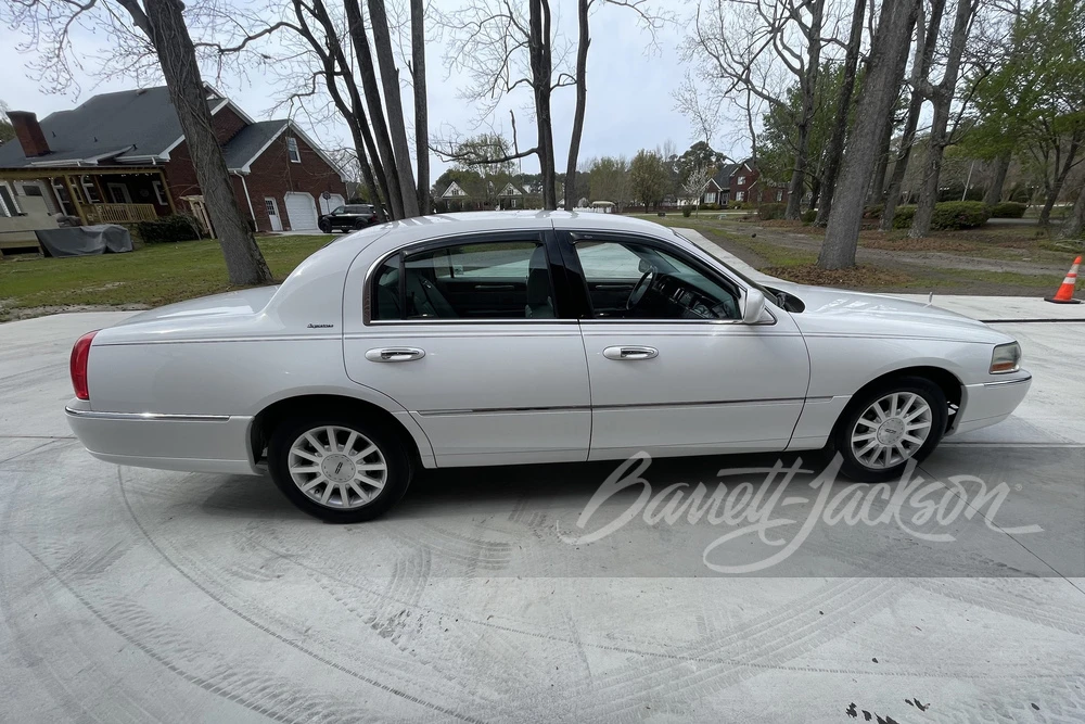 2006 Lincoln Town Car - Image 24 of 29