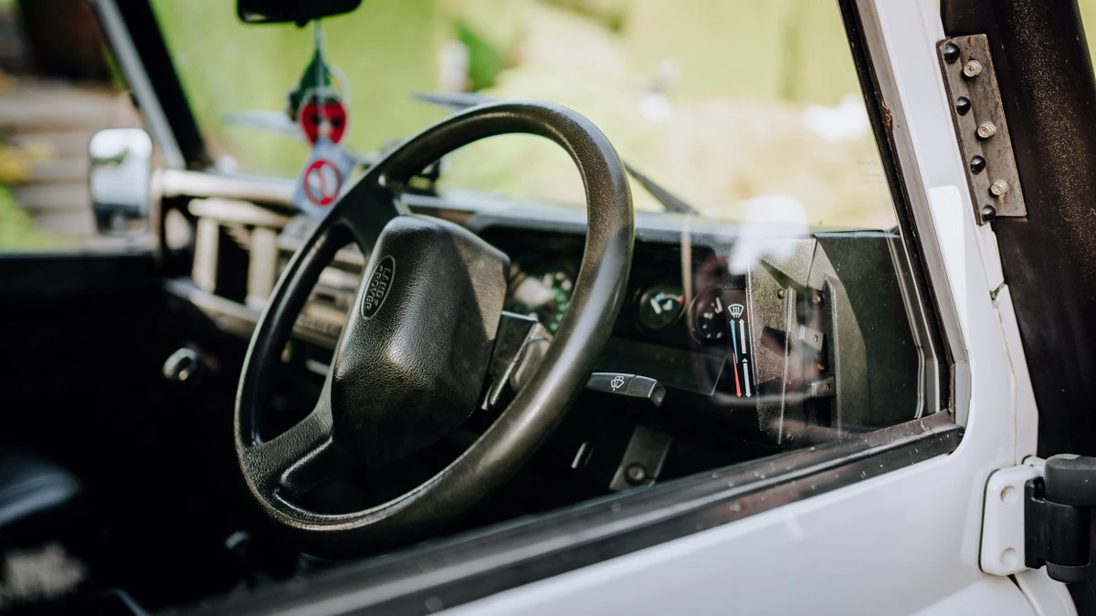 2006 Land Rover Defender 110 - Image 15 of 30