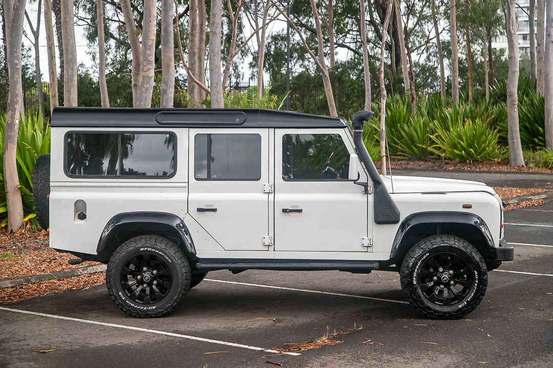 2006 Land Rover Defender 110 - Image 9 of 31