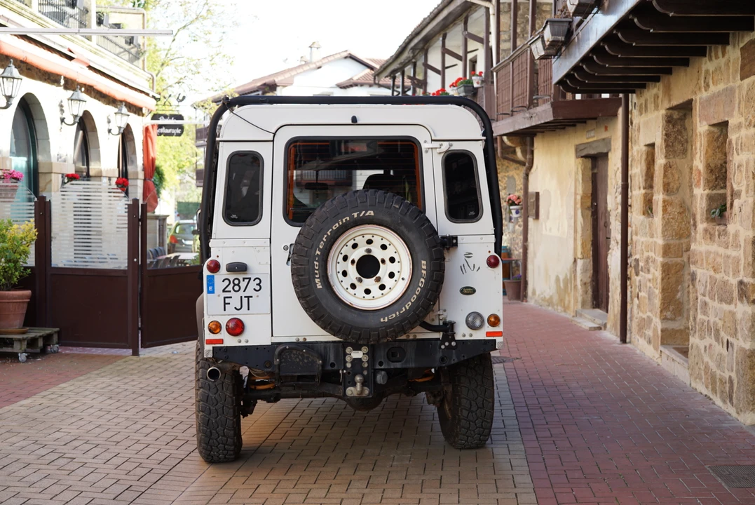 2006 Land Rover Defender 110 - Image 6 of 31
