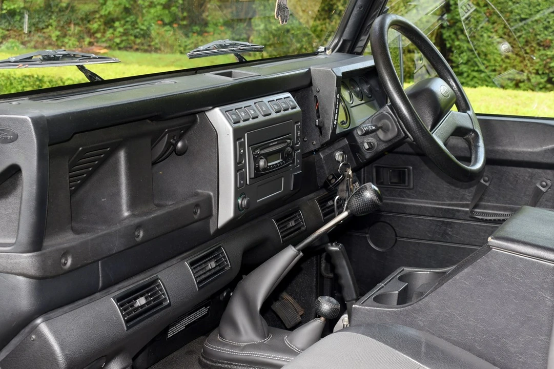 2006 Land Rover Defender 90 - Image 25 of 30