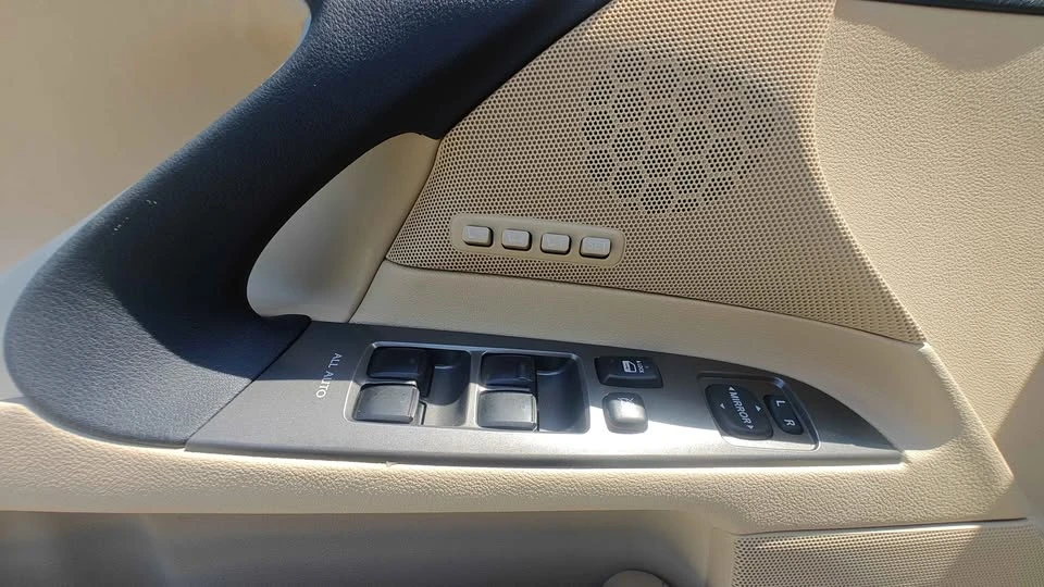 2006 Lexus IS 2nd Gen - Image 12 of 19