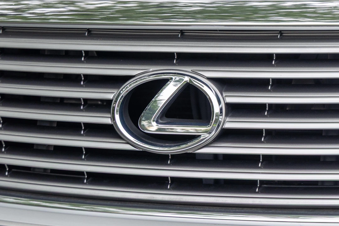 2006 Lexus LS 3rd Gen - Image 11 of 31
