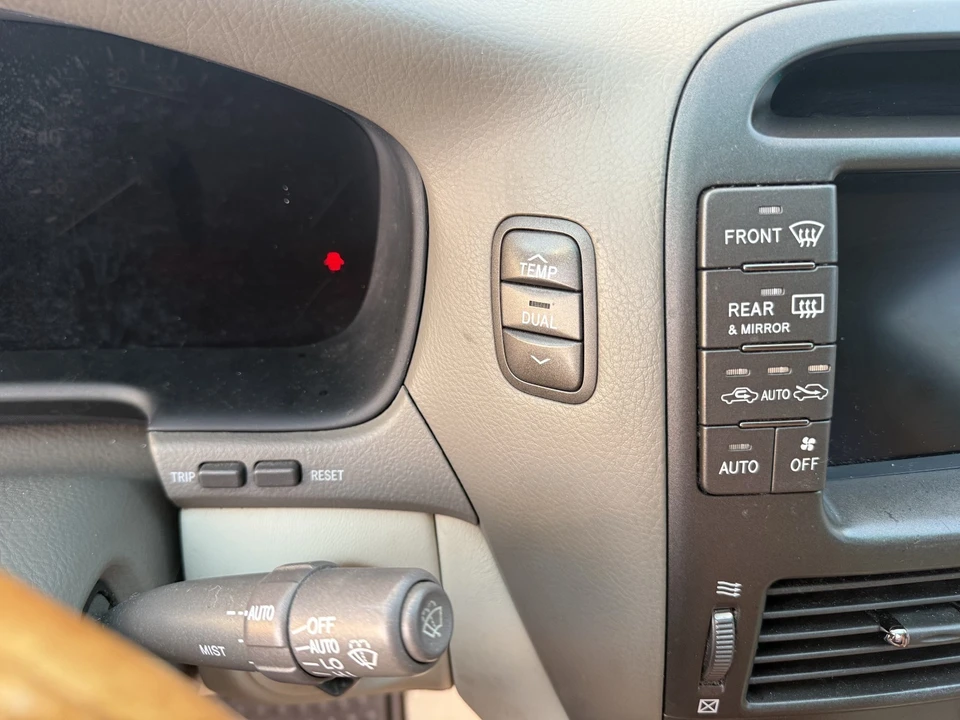 2006 Lexus LS 3rd Gen - Image 23 of 31