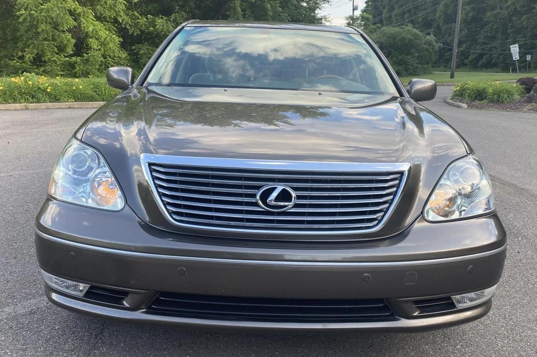 2006 Lexus LS 3rd Gen - Image 2 of 31