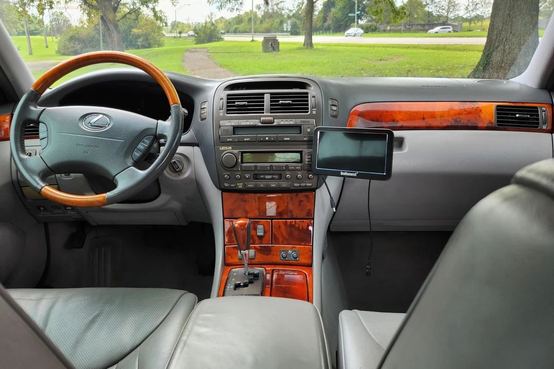 2006 Lexus LS 3rd Gen - Image 25 of 31