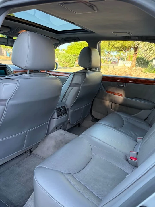 2006 Lexus LS 3rd Gen - Image 13 of 18