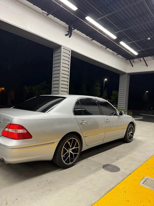 2006 Lexus LS 3rd Gen - Image 5 of 17