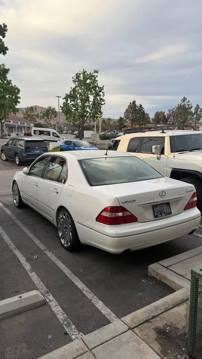 2006 Lexus LS 3rd Gen - Image 2 of 11