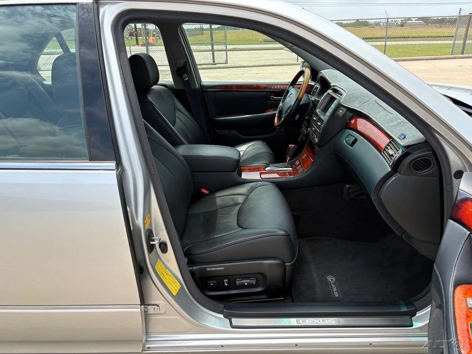 2006 Lexus LS 3rd Gen - Image 11 of 24