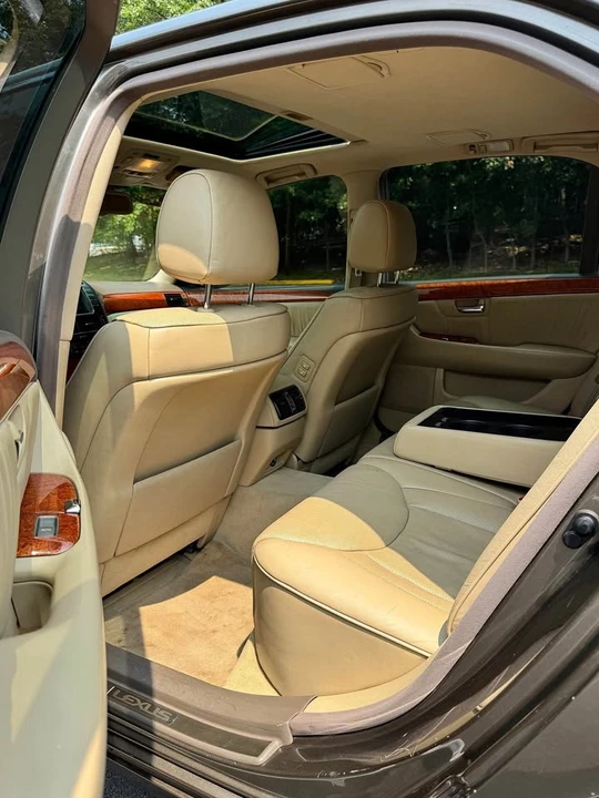 2006 Lexus LS 3rd Gen - Image 14 of 20