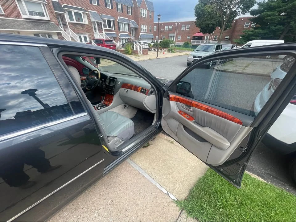 2006 Lexus LS 3rd Gen - Image 11 of 20