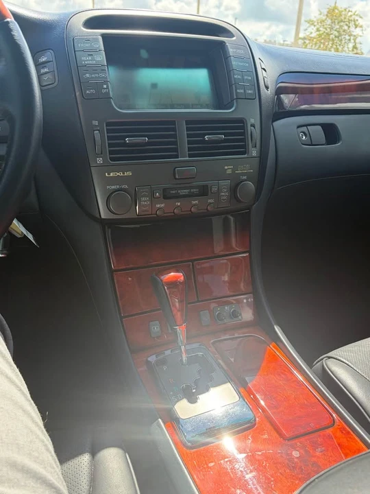 2006 Lexus LS 3rd Gen - Image 12 of 20