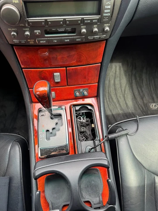 2006 Lexus LS 3rd Gen - Image 17 of 20